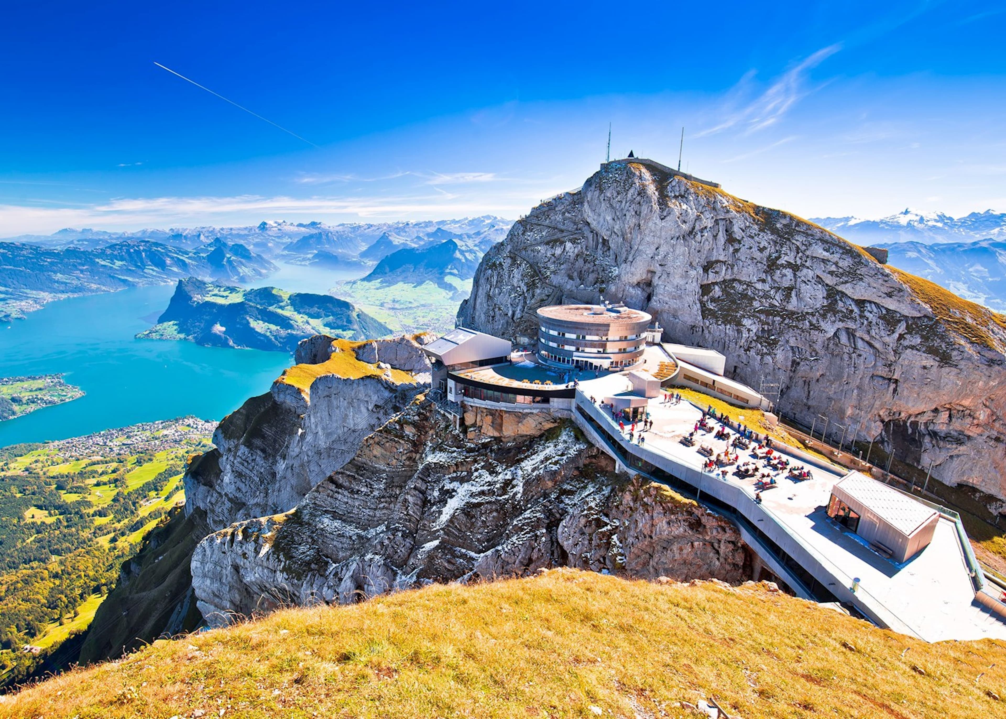Vue panoramique du sommet du Mont Pilate au-dessus des nuages