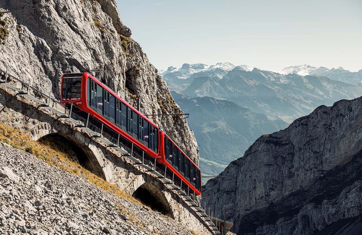 Train à crémaillère montant les pentes du Mont Pilate