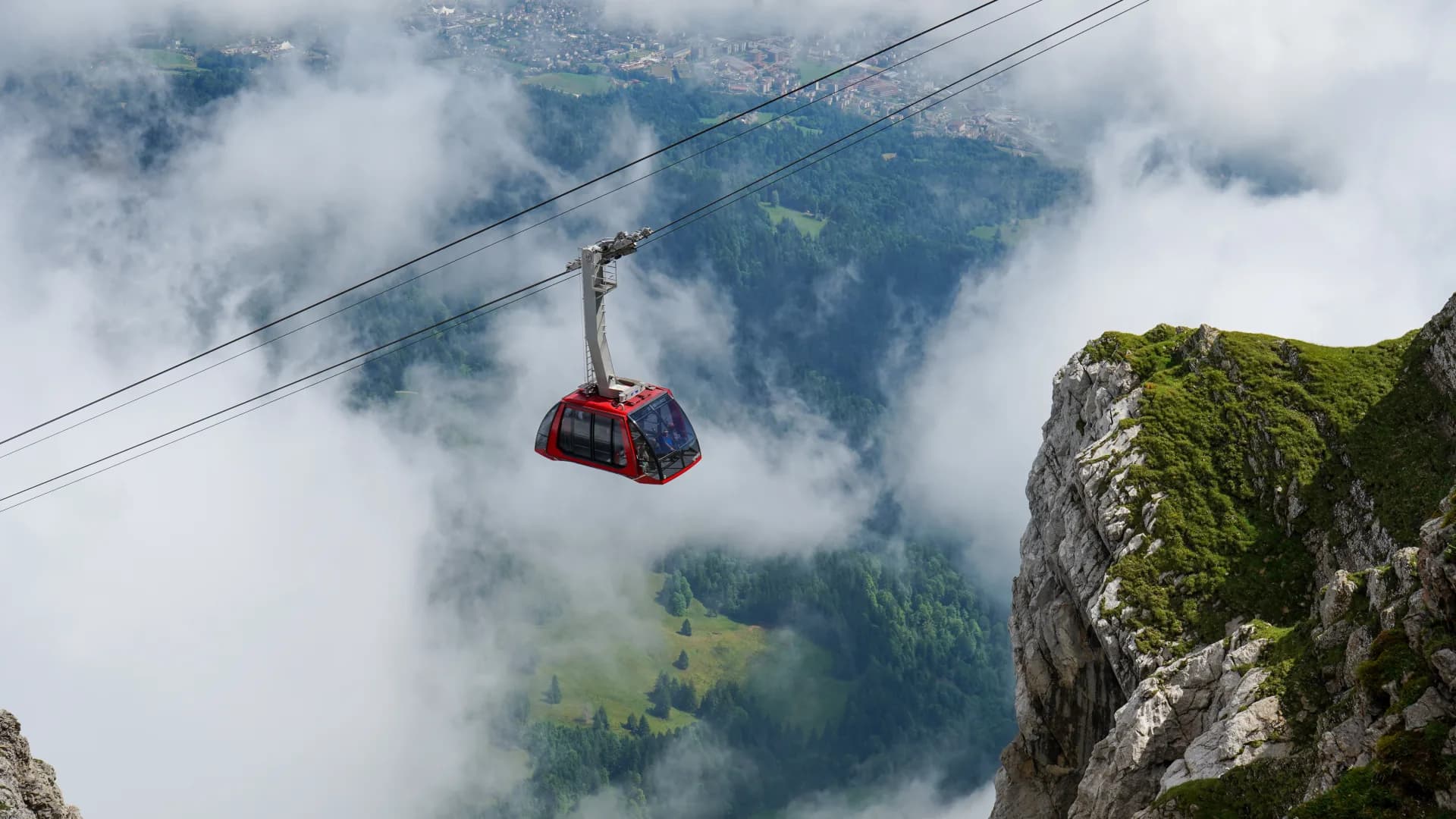 Téléphérique montant vers le Mont Pilate avec vues alpines