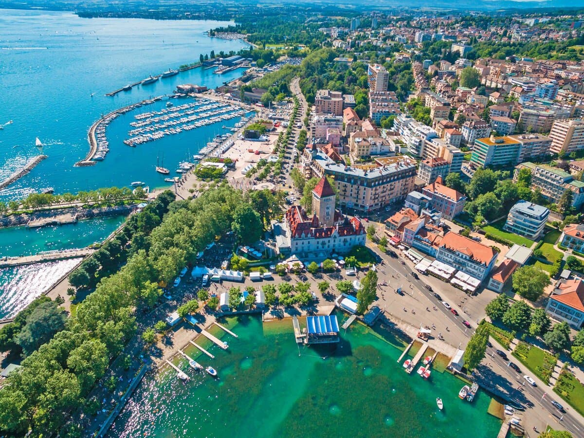 Vista della città vecchia di Losanna e del lago di Ginevra