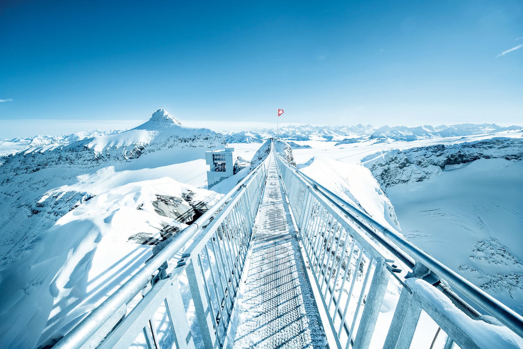 Hängebrücke Peak Walk, die zwei Gipfel am Glacier 3000 miteinander verbindet