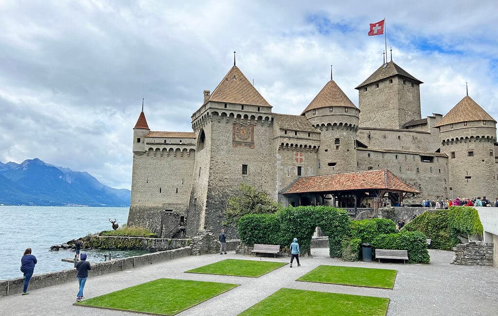 Castello di Chillon visto dal lago, con le montagne sullo sfondo