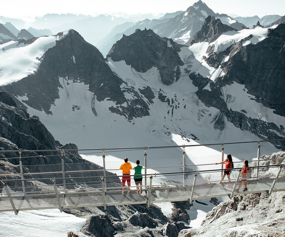 Ponte sospeso del Titlis Cliff Walk sopra il ghiacciaio