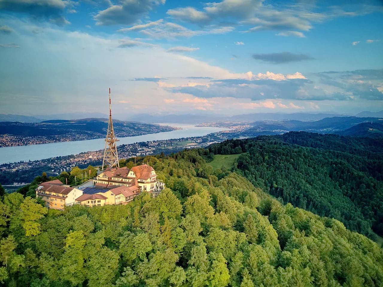 Übersicht über den Uetliberg und die umliegende Landschaft
