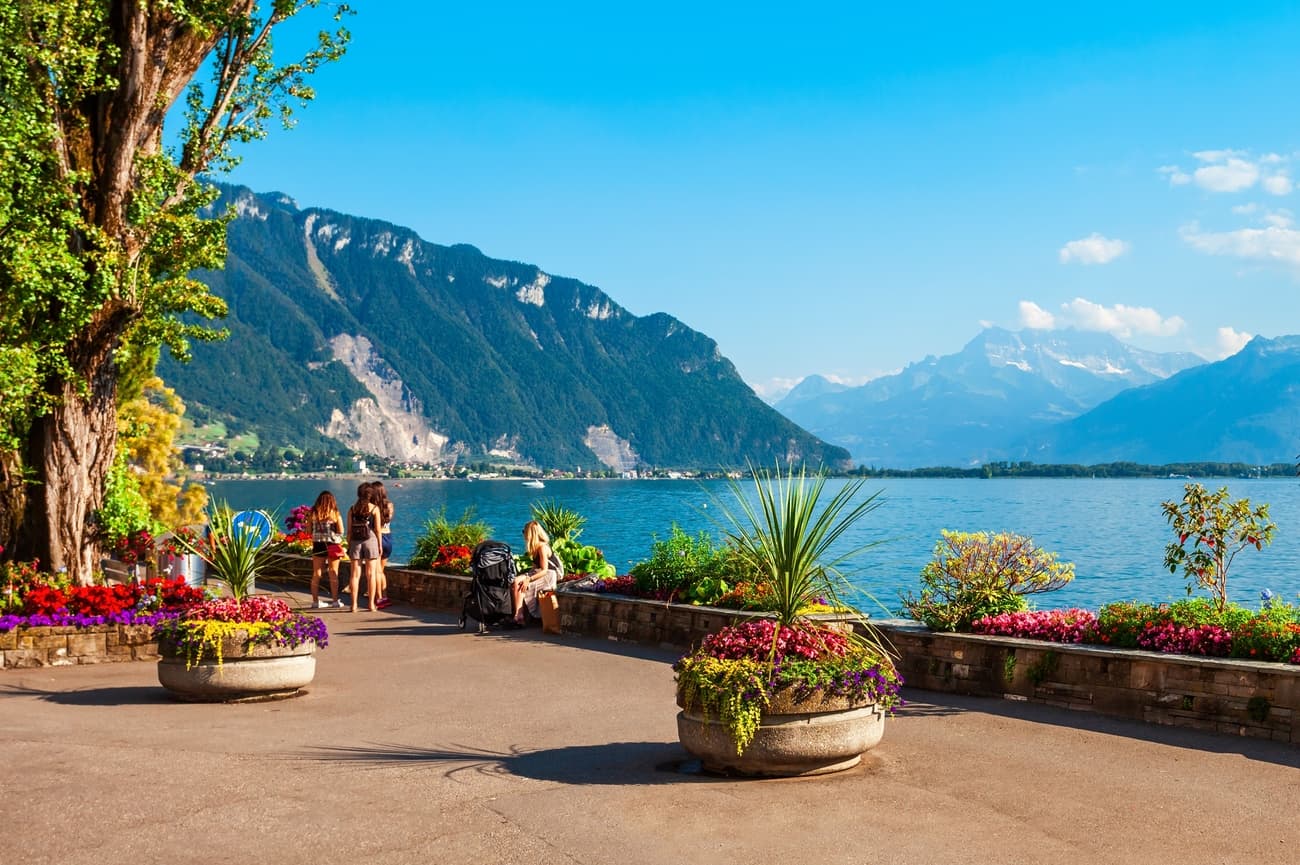 Lungolago di Montreux con fiori e le montagne sullo sfondo