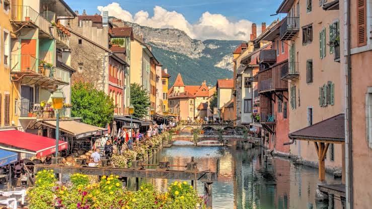 Palais de l'Isle, die mittelalterliche Inselfestung in der Altstadt von Annecy