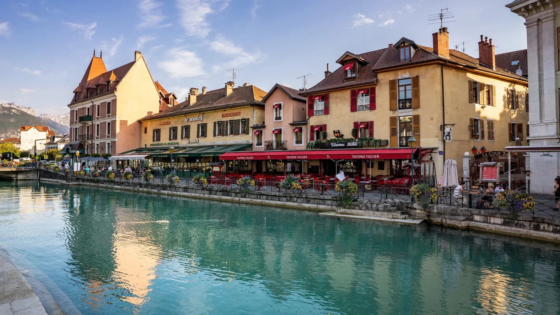 Türkisfarbenes Wasser des Lac d'Annecy mit Bergen im Hintergrund