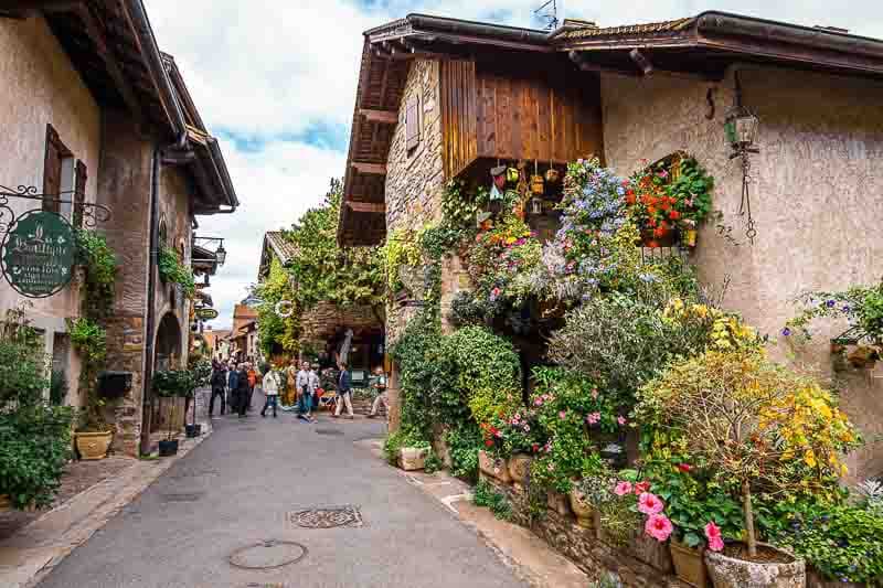 Kopfsteinpflasterstrassen im mittelalterlichen Dorf Yvoire, Frankreich